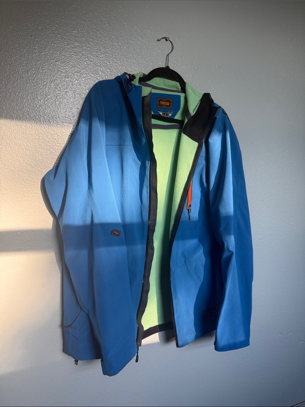 TREW Large Men’s Blue Softshell Jacket with Green Lining